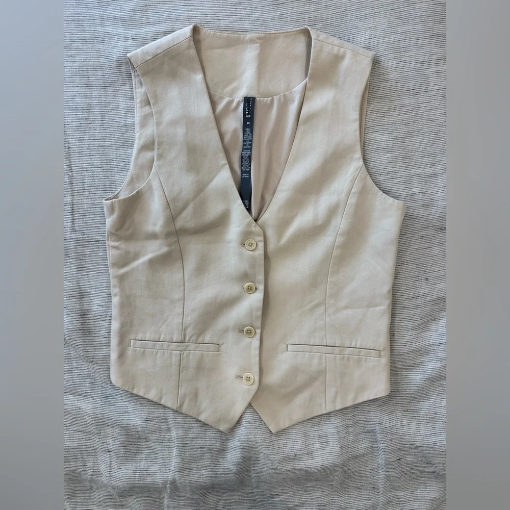 Vuori Women's Beige Coastline Vest. - Picture 5 of 5